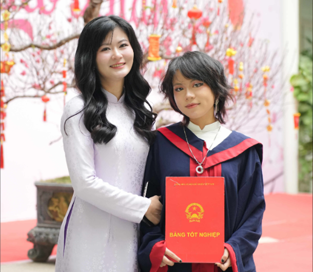 Nguyễn Phương Chi (bên phải) chụp ảnh kỷ niệm cùng cô giáo của mình. Ảnh: NVCC.